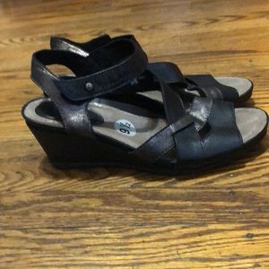 Earth silver&black leather size  9.5 sandals